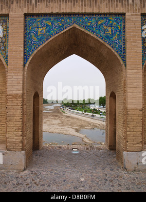 Spitze Bogen auf 33 Pol Allah Verdi Khan Brücke in Isfahan, Iran Stockfoto