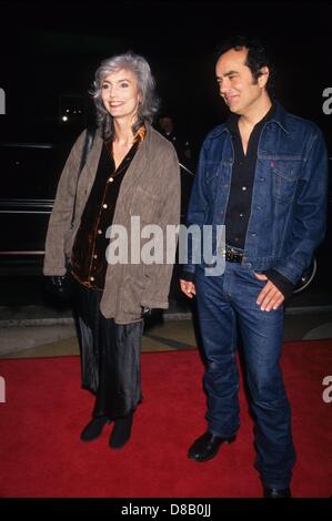 EMMYLOU HARRIS mit Daniel Lanois im Sling Blade premiere in Los Angeles, Ca. 1996.k6983lr. (Kredit-Bild: © Lisa Rose/Globe Photos/ZUMAPRESS.com) Stockfoto