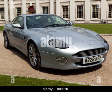 Der Aston Martin DB7 Coupé außerhalb des Old Royal Naval College in Greenwich, Stockfoto