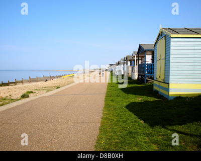 Strandhütten auf Tankerton direkt am Meer in der Nähe von Whitstable Kent Stockfoto