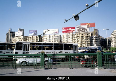 Schwerverkehr am Midan Tahrir (Platz der Befreiung) im Zentrum von Kairo. Stockfoto