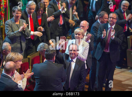 Der französische Präsident Francois Hollande kommt für die Zeremonie anlässlich des 150. Geburtstages von der Sozialdemokratischen Partei Deutschlands (SPD) an das Gewandhaus in Leipzig, Deutschland, 23. Mai 2013. Der allgemeine deutsche Arbeitnehmer Association (ADAV), der Vorläufer der SPD, wurde vor 150 Jahren gegründet. Foto: THOMAS PETER/POOL Stockfoto