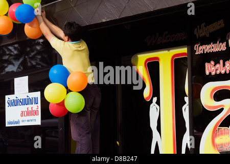 PATONG, PHUKET THAILAND 30. April 2012: Personal Mitglied im Nachtclub in des Abends geschäftlich richtet. Stockfoto