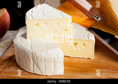 Frische Bio White-Brie-Käse auf einem Hintergrund Stockfoto