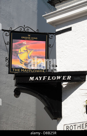 Schild über The Mayflower Public House, das älteste Pub an der Themse, Rotherhithe Street, Rotherhithe, London, SE16, UK. Stockfoto