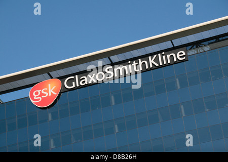 Die GlaxoSmithKline branding auf ihren Kopf Bürogebäude in Brentford, Middx, UK. (April 2013) Stockfoto