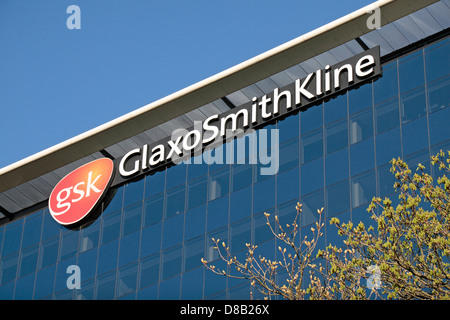 Die GlaxoSmithKline branding auf ihren Kopf Bürogebäude in Brentford, Middx, UK. (April 2013) Stockfoto