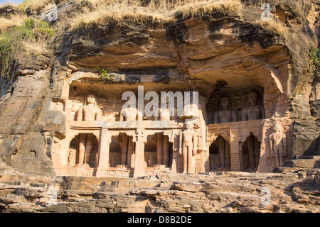 Jain-Skulpturen auf dem Weg nach Gwalior Fort, Gwalior, Madhya Pradesh, Indien Stockfoto