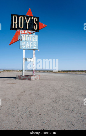 Beschilderung für Roys Motel Cafe auf der Route 66, Amboy California. Stockfoto