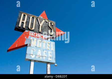 Beschilderung für Roys Motel Cafe auf der Route 66, Amboy California. Stockfoto