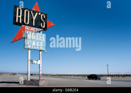 Beschilderung für Roys Motel Cafe auf der Route 66, Amboy California. Stockfoto