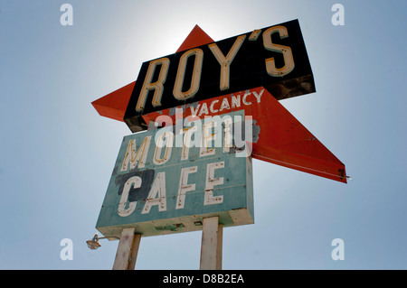 Beschilderung für Roys Motel Cafe auf der Route 66, Amboy California. Stockfoto