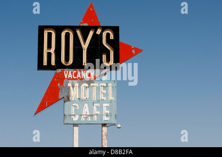 Beschilderung für Roys Motel Cafe auf der Route 66, Amboy California. Stockfoto