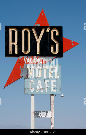 Beschilderung für Roys Motel Cafe auf der Route 66, Amboy California. Stockfoto