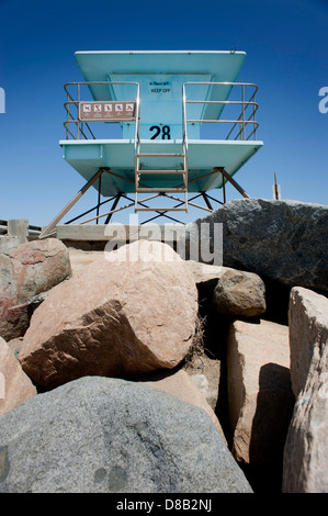 Türme der Rettungsschwimmer am Strand von Carlsbad Kalifornien Stockfoto