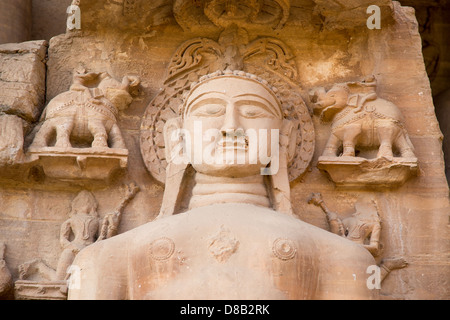 Jain-Skulpturen auf dem Weg nach Gwalior Fort, Gwalior, Madhya Pradesh, Indien Stockfoto