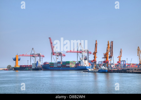 Containerschiff im Hafenterminal - riesige Frachter geladen voll Stockfoto