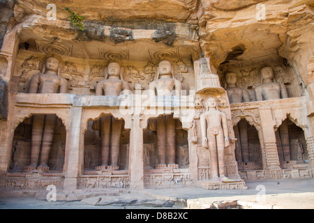 Jain-Skulpturen auf dem Weg nach Gwalior Fort, Gwalior, Madhya Pradesh, Indien Stockfoto