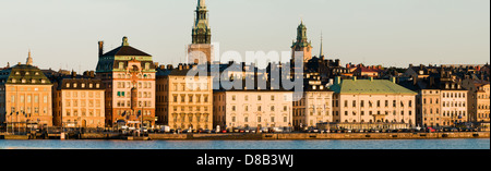 Panoramablick auf Gamla Stan mit Tyska Kyrkan und Storkyrkan bei Sonnenaufgang von Södermalm. Stockfoto