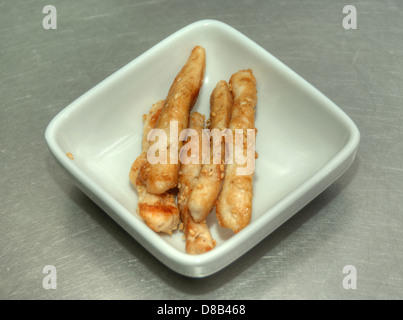 Paniertes Fischfilet in einem weißen Teller auf den Tisch Stockfoto