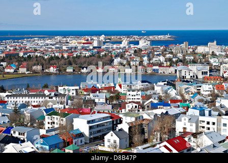 Innenstadt vom Turm der Hallgrímskirkja Kirche mit Tjoernin Stadt See, Rathaus, Reykjavik, Island, Europa Stockfoto