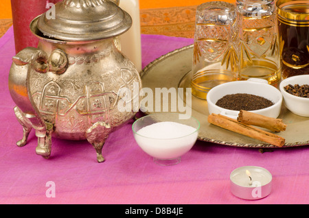 Stillleben mit arabischen Tee und Zutaten Stockfoto