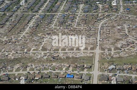 Blick auf den Pfad der Zerstörung im Anschluss an eine EF-5 Tornado, der die Stadt 22. Mai 2013 in Moore, Oklahoma zerstört. Die massiven Sturm mit Windgeschwindigkeiten von mehr als 200 Meilen pro Stunde Riss durch den Oklahoma City Vorort 20. Mai 2013, mindestens 24 Menschen getötet, mehr als 230 verletzte und Tausende verdrängen. Stockfoto