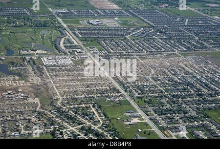 Blick auf den Pfad der Zerstörung im Anschluss an eine EF-5 Tornado, der die Stadt 22. Mai 2013 in Moore, Oklahoma zerstört. Die massiven Sturm mit Windgeschwindigkeiten von mehr als 200 Meilen pro Stunde Riss durch den Oklahoma City Vorort 20. Mai 2013, mindestens 24 Menschen getötet, mehr als 230 verletzte und Tausende verdrängen. Stockfoto