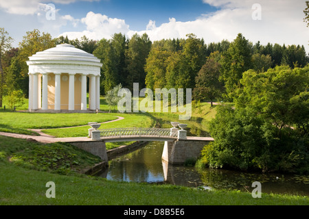 Pavillon im Park von Pawlowsk. St. Petersburg, Russland. Stockfoto