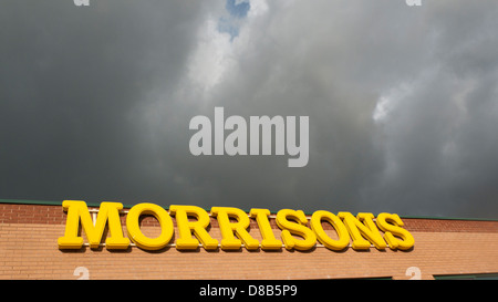 Morrisons Supermarkt Zeichen beleuchtet gegen einen dunklen ÖPNV Himmel Cardiff Wales UK Stockfoto