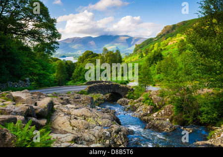 Ashness Brücke auf Ashness fiel im Lake District in der Nähe von Keswick, Cumbria, England. Stockfoto