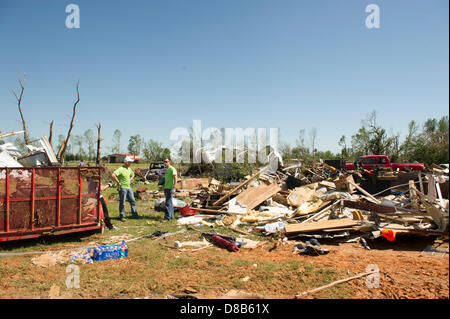 22. Mai 2013 beginnen Moore Oklahoma - Freiwilligen die Bereinigung Bemühung Moore. Bildnachweis: James Pratt / Alamy Live News Stockfoto