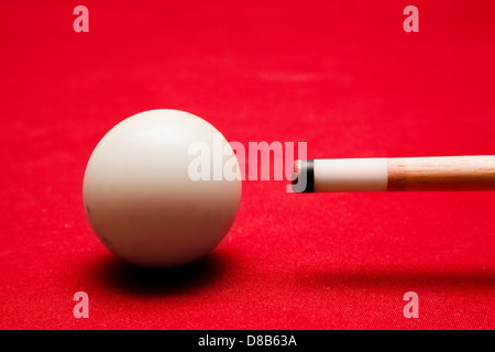 Pool-Billard-Spiel. Mit dem Ziel Spielball. Rotes Tuch-Tabelle Stockfoto