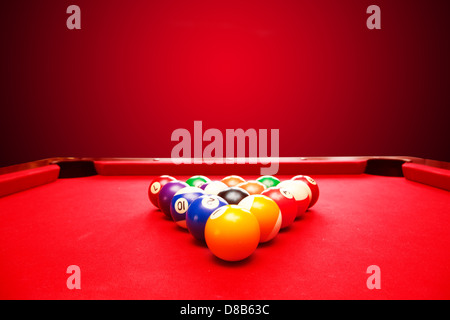 Pool-Billard-Spiel. Farbenkugeln im Dreieck. Rotes Tuch-Tabelle Stockfoto