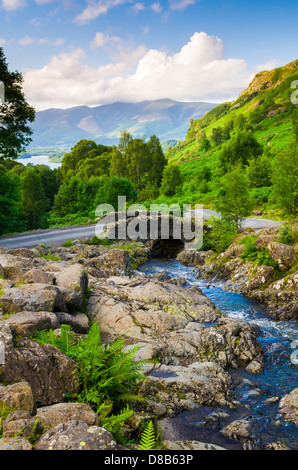 Ashness Brücke auf Ashness fiel im Lake District in der Nähe von Keswick, Cumbria, England. Stockfoto