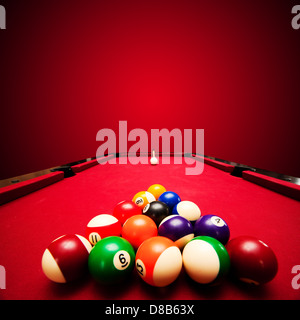 Pool-Billard-Spiel. Farbenkugeln im Dreieck, Spielball abzielt. Rotes Tuch-Tabelle Stockfoto