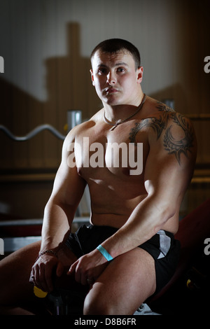Young gepumpt Powerlifter mit einer Tätowierung auf seinem Bizeps Training im Fitness-Studio Stockfoto
