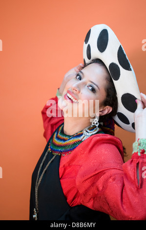 Junge Frau aus Saraguro in der Provinz Loja Stockfoto