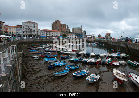 Blick auf Hafen in Castro Urdiales, Kantabrien, Spanien Stockfoto