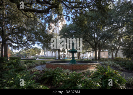 Lafayette Square in Savannah, Georgia, USA bietet eine ruhige Müll im Schatten der Kathedrale von St John den Täufer. Stockfoto