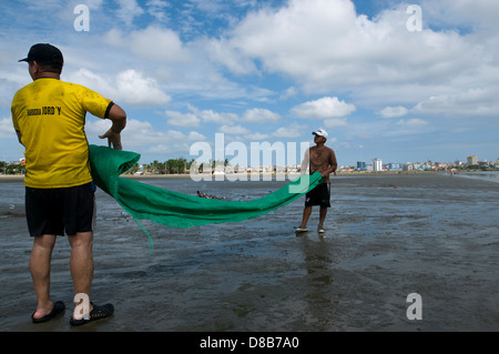 Zwei Männer aus Manabi wicklung ein Fischernetz am Strand Tarqui Stockfoto