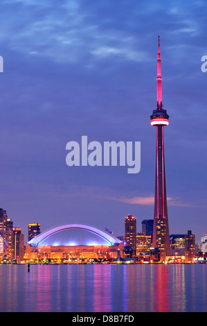 Nächtliche Szenerie der Stadt Toronto Waterfront Skyline, CN Tower und Rogers Centre unter blauen Nachthimmel Leuchten Stockfoto