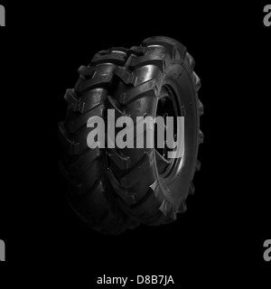 Neue, unbenutzte schwarze Grubber Reifen. Landwirtschaft und Landwirtschaft Hintergrundbild. Stockfoto