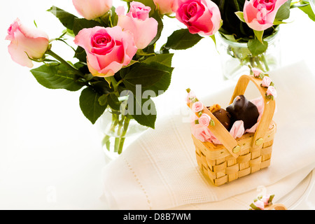 Miniatur-Picknick-Körbe zugunsten Boxen gefüllt mit Trüffeln. Stockfoto