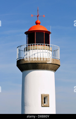 Closeup rote Leuchtturm von Le Palais am Belle Ile in Frankreich auf blauen Himmelshintergrund. Departement Morbihan in der Bretagne in Frankreich Stockfoto