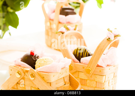 Miniatur-Picknick-Körbe zugunsten Boxen gefüllt mit Trüffeln. Stockfoto