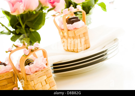 Miniatur-Picknick-Körbe zugunsten Boxen gefüllt mit Trüffeln. Stockfoto