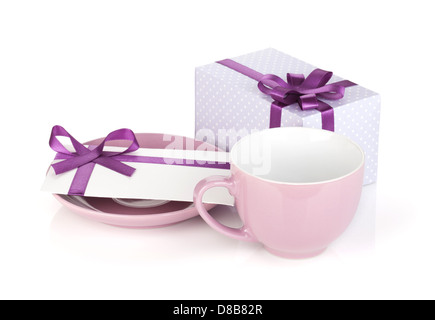 Violette Kaffeetasse, Geschenk-Box und Liebe Brief mit Bogen. Isoliert auf weißem Hintergrund Stockfoto