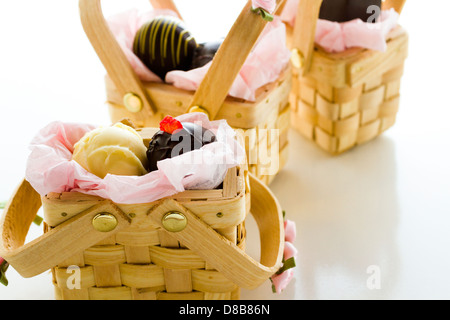 Miniatur-Picknick-Körbe zugunsten Boxen gefüllt mit Trüffeln. Stockfoto