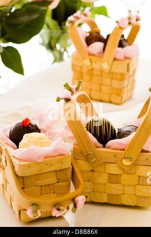 Miniatur-Picknick-Körbe zugunsten Boxen gefüllt mit Trüffeln. Stockfoto